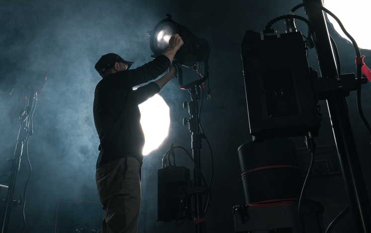 ¿Qué hace un Gaffer en cine y por qué es clave en el equipo de iluminación?